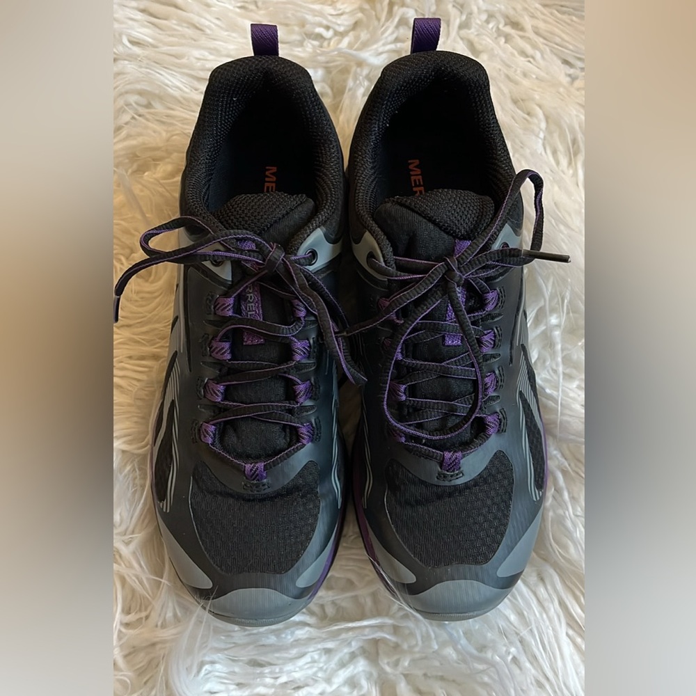 Black size 9.5 women’s Merrell hiking sneakers
